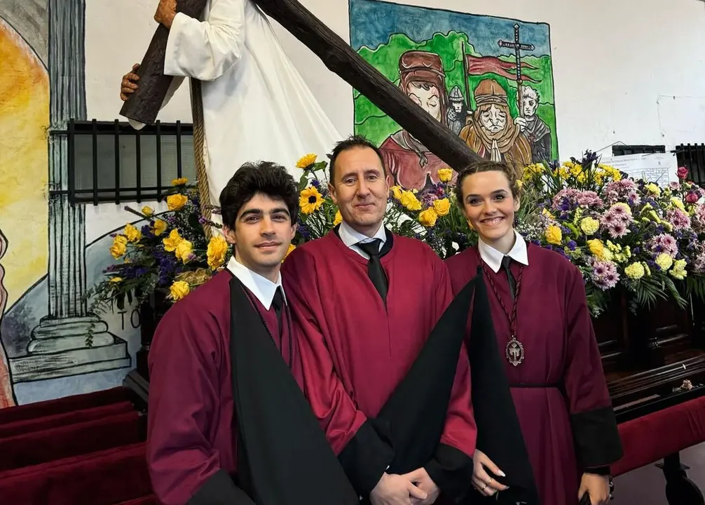 Javier Rodríguez junto a sus sobrinos Héctor e Iria, que le acompañan en cada procesión del Santo Cristo del Desenclavo.