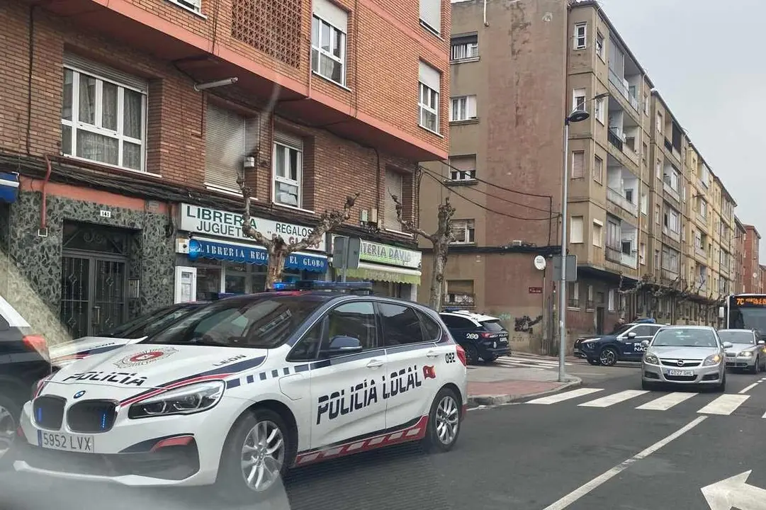 Hasta cuatro patrullas policiales han tenido que intervenir en la zona.