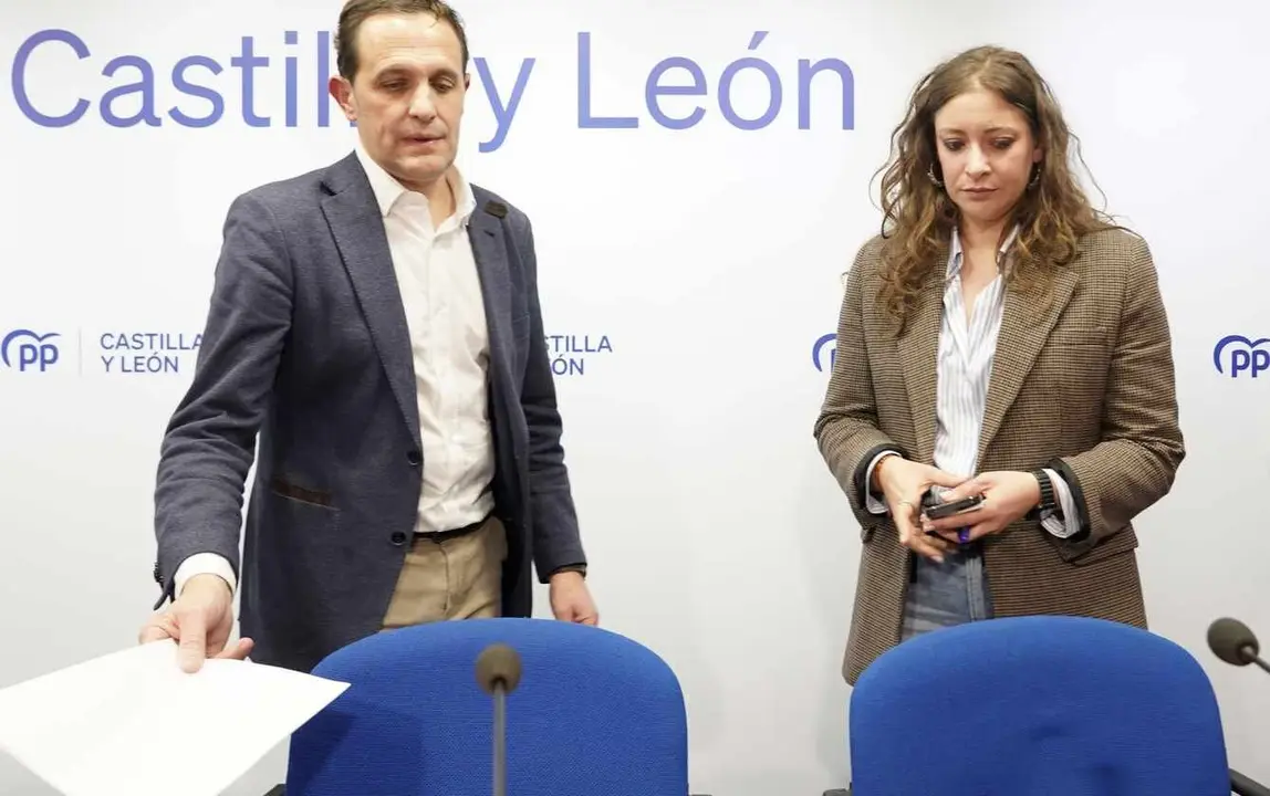 La vicesecretaria de Educación y Salud del PP, Ester Muñoz, el secretario autonómico, Francisco Vázquez, y el presidente provincial, Conrado Iscar, participan en la Junta Directiva del Partido Popular de Valladolid.