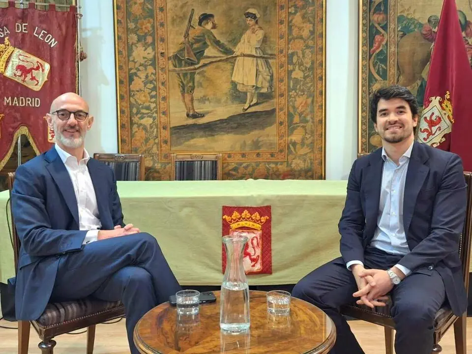 Un instante del encuentro mantenido en la Casa de León en Madrid.