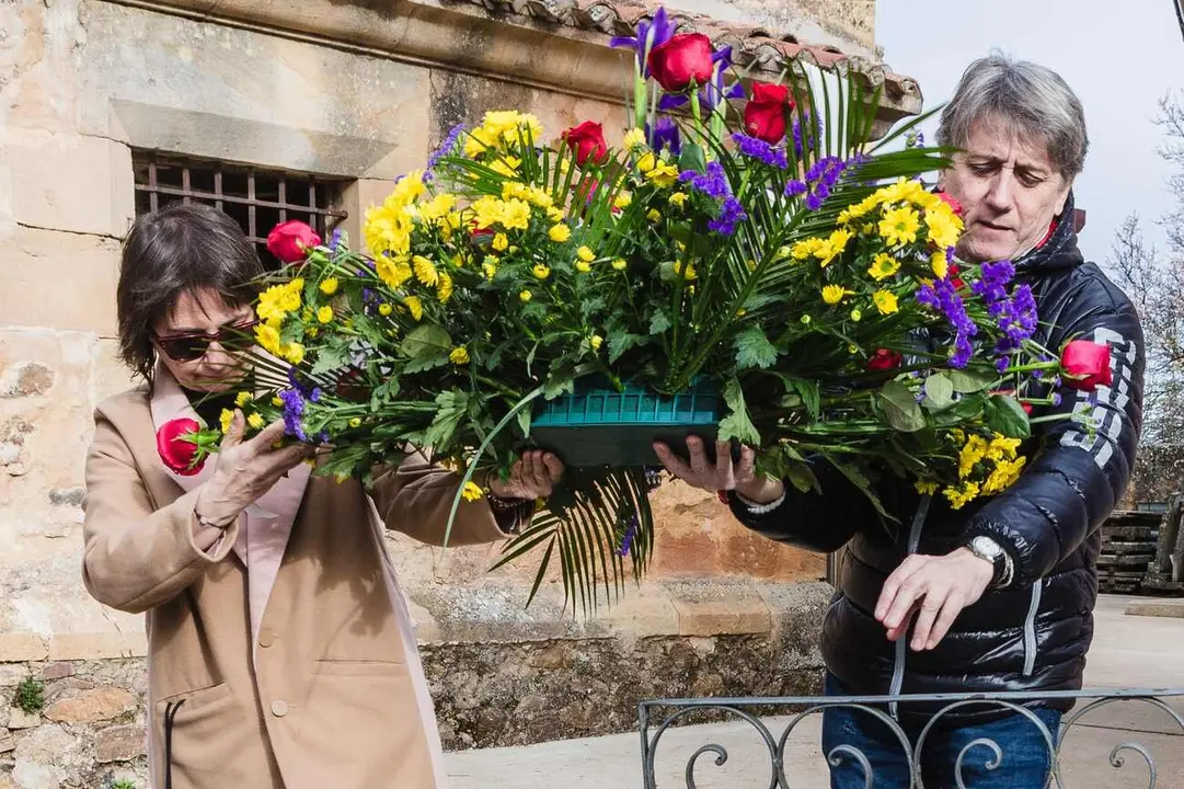 El alcalde Carlos Martínez y la concejala de Cultura, Gloria Gonzalo realizan la tradicional ofrenda en la tumba de Leonor para recodar el 86 aniversario del fallecimiento de Antonio Machado. Foto: Concha Ortega