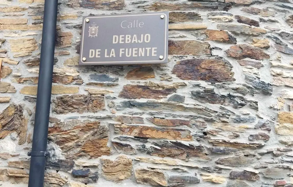 Imagen de una de las nuevas placas que se han ubicado en la localidad.