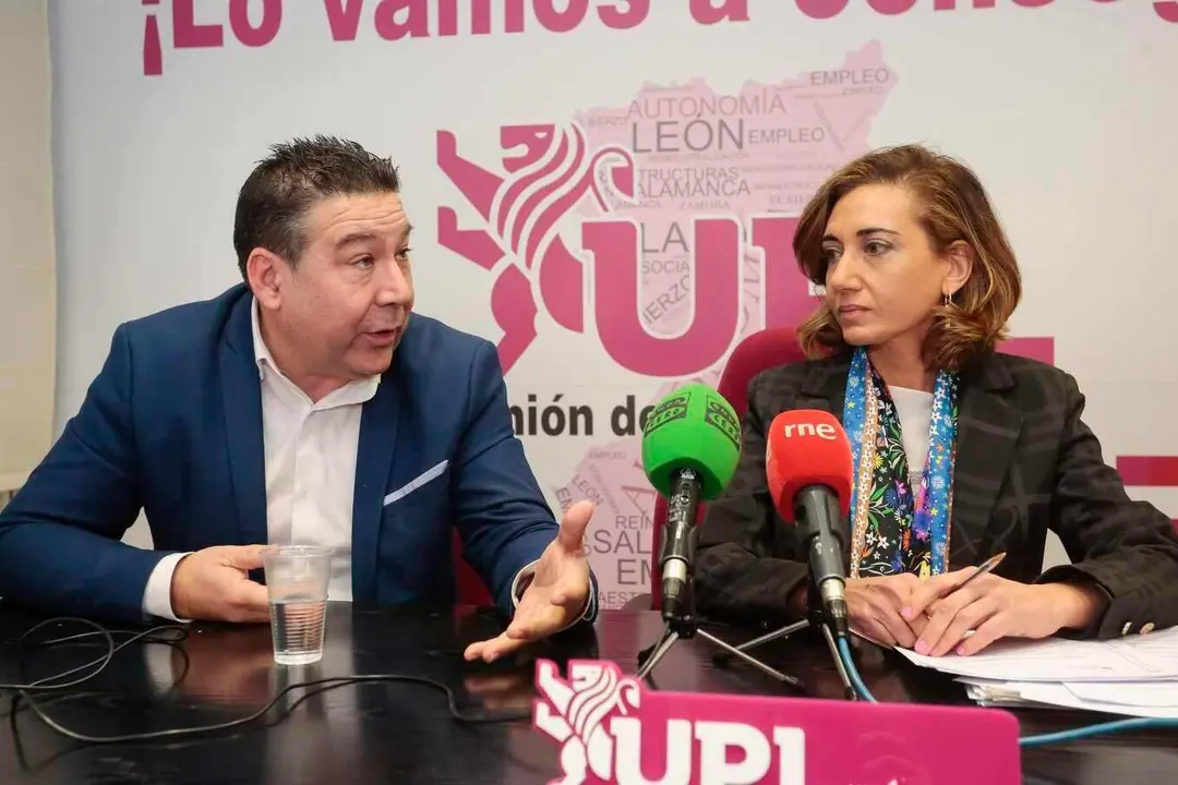 La alcaldesa de Santa María del Páramo y procuradora en Cortes, Alicia Gallego, durante una rueda de prensa junto a Luis Mariano Santos.