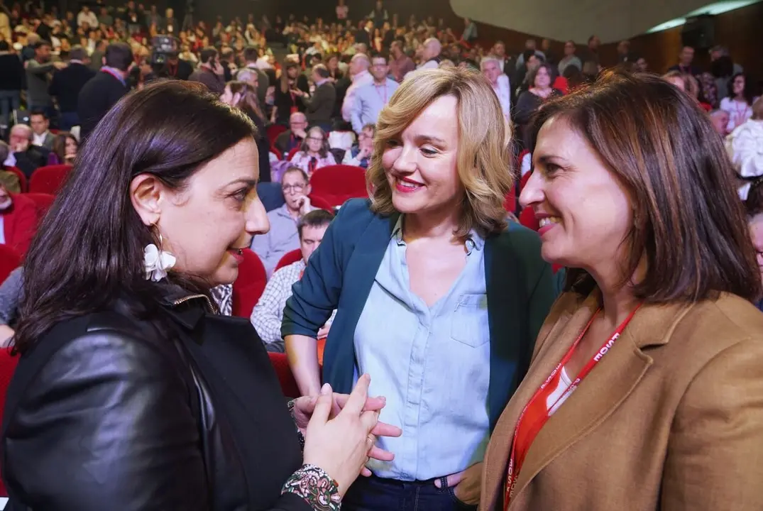 La alcaldesa de Palencia, Miriam Andrés, junto a la ministra Pilar Alegría y Esther Peña en la primera jornada del XV Congreso Autonómico del PSOE de Castilla y León. foto: Miriam Chacón.