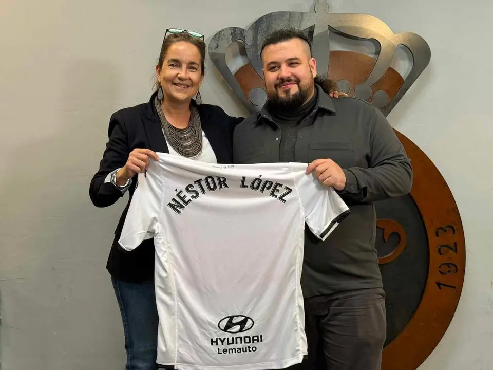 El ganador de un Goya Néstor López recibe un homenaje previo en el Reino de León y realiza el saque de honor en el encuentro ante el Celta Fortuna. Fotos Isaac Llamazares | CyDLeonesa