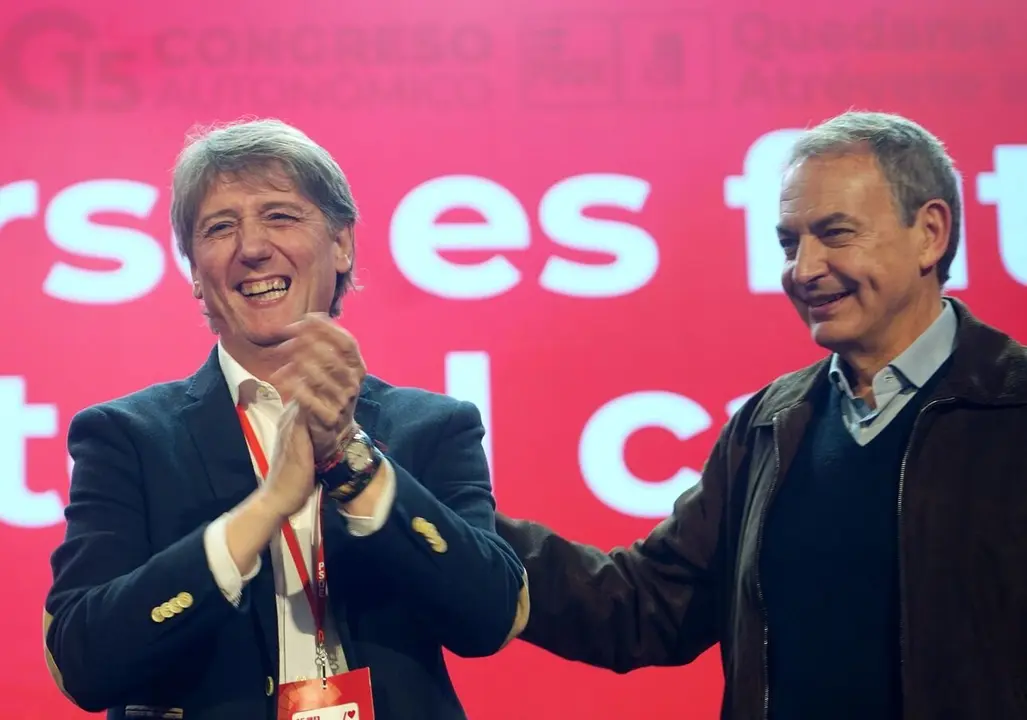 El expresidente José Luis Rodríguez Zapatero y el secretario general del PSCyL, Carlos Martínez en la segunda jornada del XV Congreso Autonómico del PSOE de Castilla y León. Foto: Miriam Chacón.