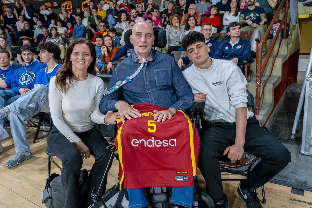 Urbano, junto a su familia, en el Palacio de los Deportes de León durante el partido de España.