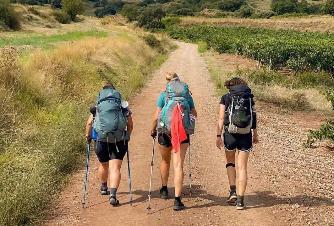 Imagen de peregrinas realizando el Camino de Santiago.