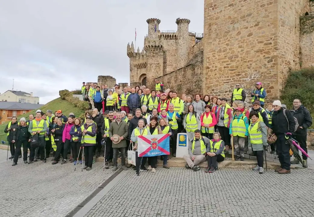 Foto de familia a la conclusión de la recepción oficial en Ponferrada.