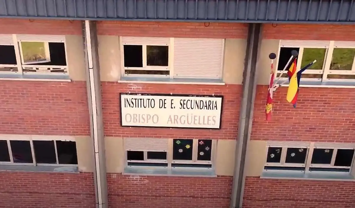 Imagen del Instituto Obispo Argüelles, donde se ha denunciado el ataque a alumnas y profesores 'desnudados' con Inteligencia Artificial.