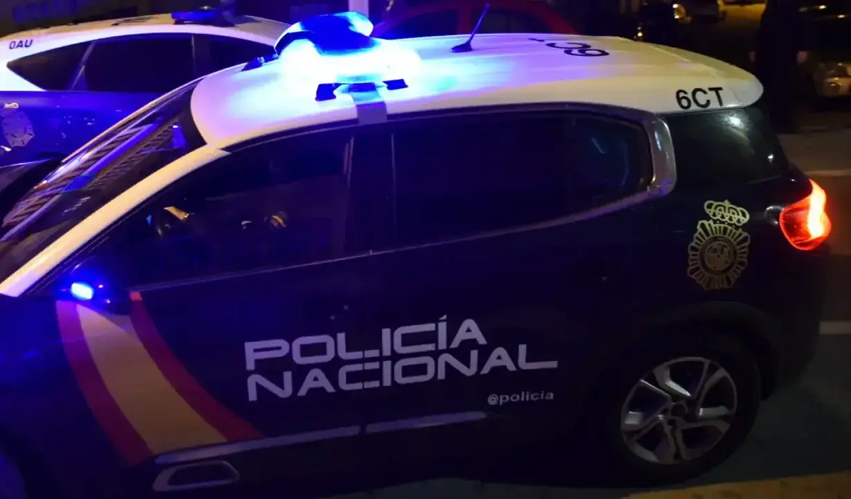 Efectivos de Policía Nacional y Local acudieron al lugar del suceso.