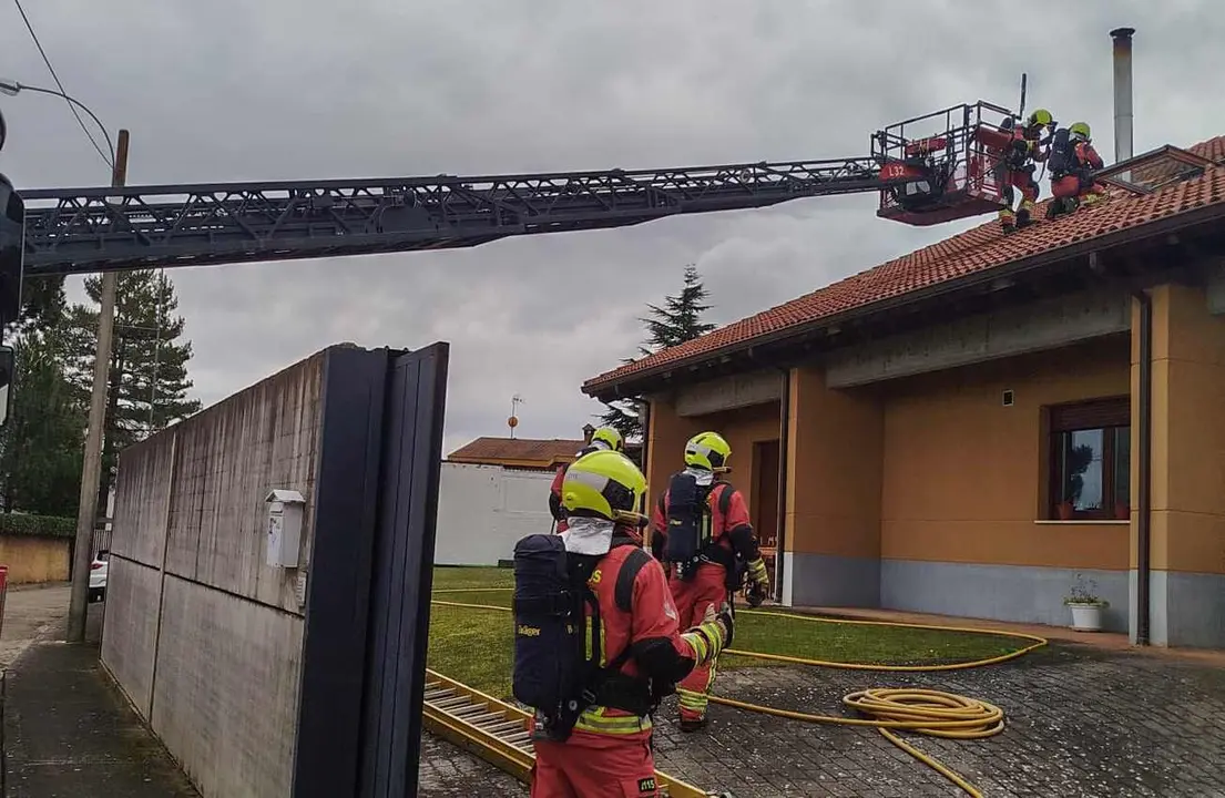 Efectivos de Bomberos León en el lugar del incendio. Foto: Bomberos León