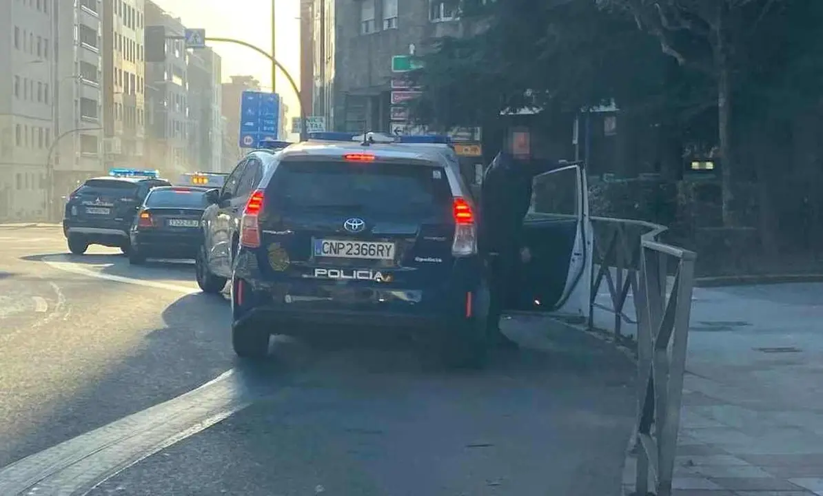 Efectivos de la Policía Nacional, a su llegada al lugar del suceso.