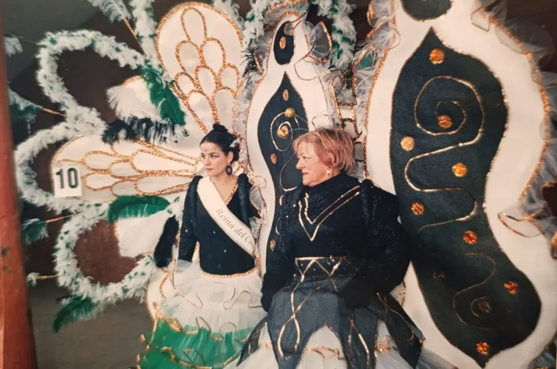 Belén Louzao con el traje que fue coronada Reina del Carnaval en 2003, junto a su madre, Elvira, miembro también de la Comparsa Cascabel.