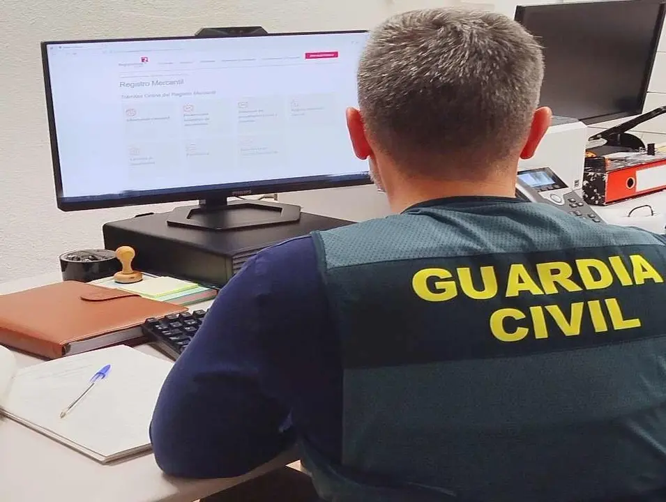 Efectivos de la Guardia Civil, trabajando en la unidad de delitos financieros.