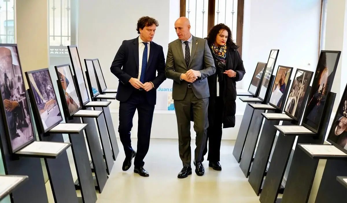 Inauguración de la exposición de la edición anterior del Concurso Internacional de Fotografía sobre Humanización Asistencial, en marzo de 2024, por parte del alcalde de León, José Antonio Diez, y el director gerente del Hospital San Juan de Dios de León, Juan Francisco Seco. Foto: Campillo.