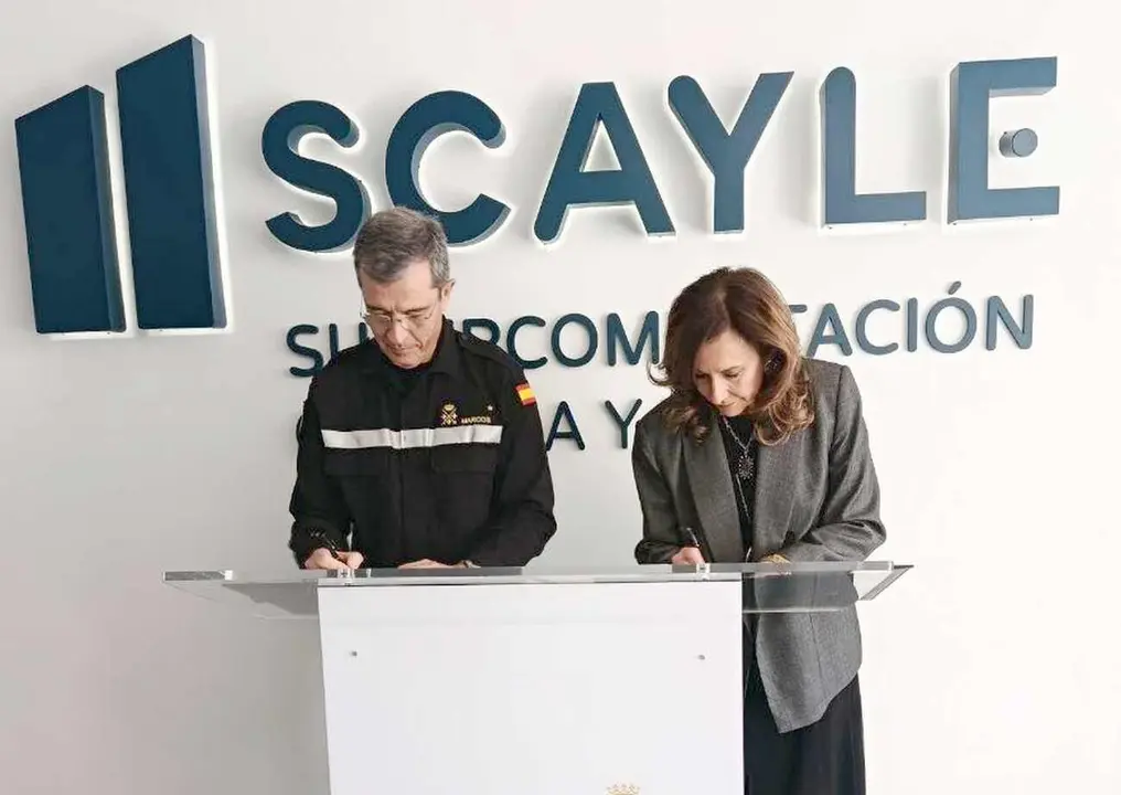 Un instante de la firma del acuerdo en la sede de Scayle.