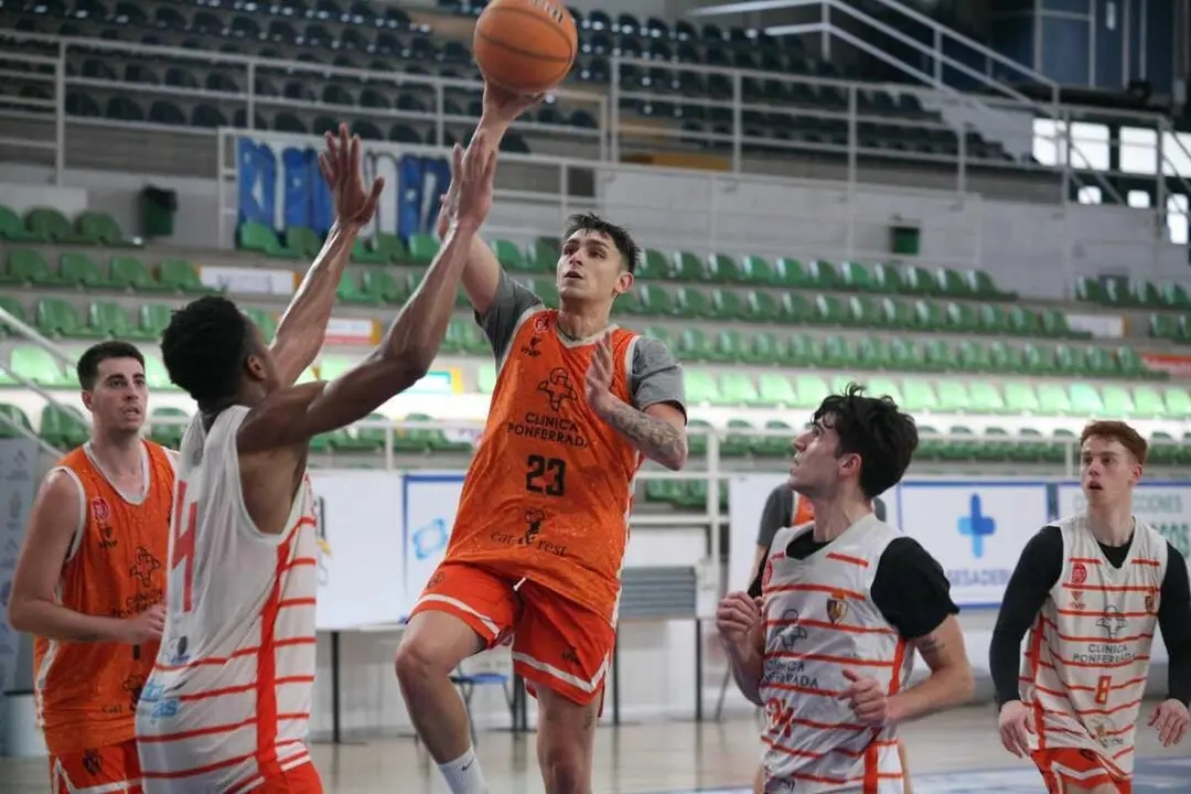 La plantilla del Baloncesto Ponferrada, durante una sesión de entrenamiento.