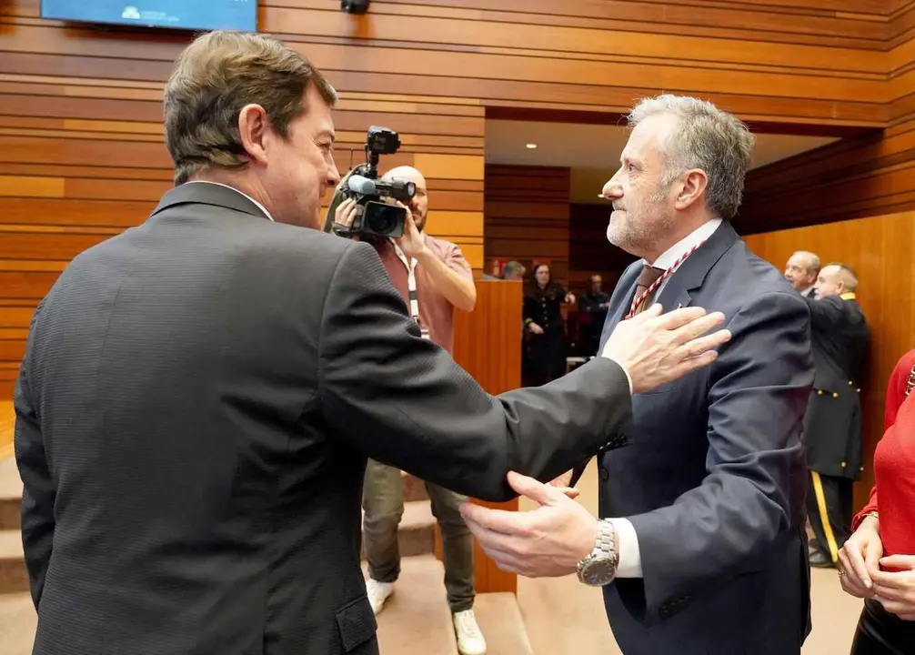 El presidente de la Junta, Alfonso Fernández Mañueco, y el presidente de las Cortes, Carlos Pollán, en el acto institucional de conmemoración del 42 aniversario del Estatuto de Autonomía de Castilla y León, con la entrega de la Medalla de Oro de las Cortes a la Semana Santa de la Comunidad.