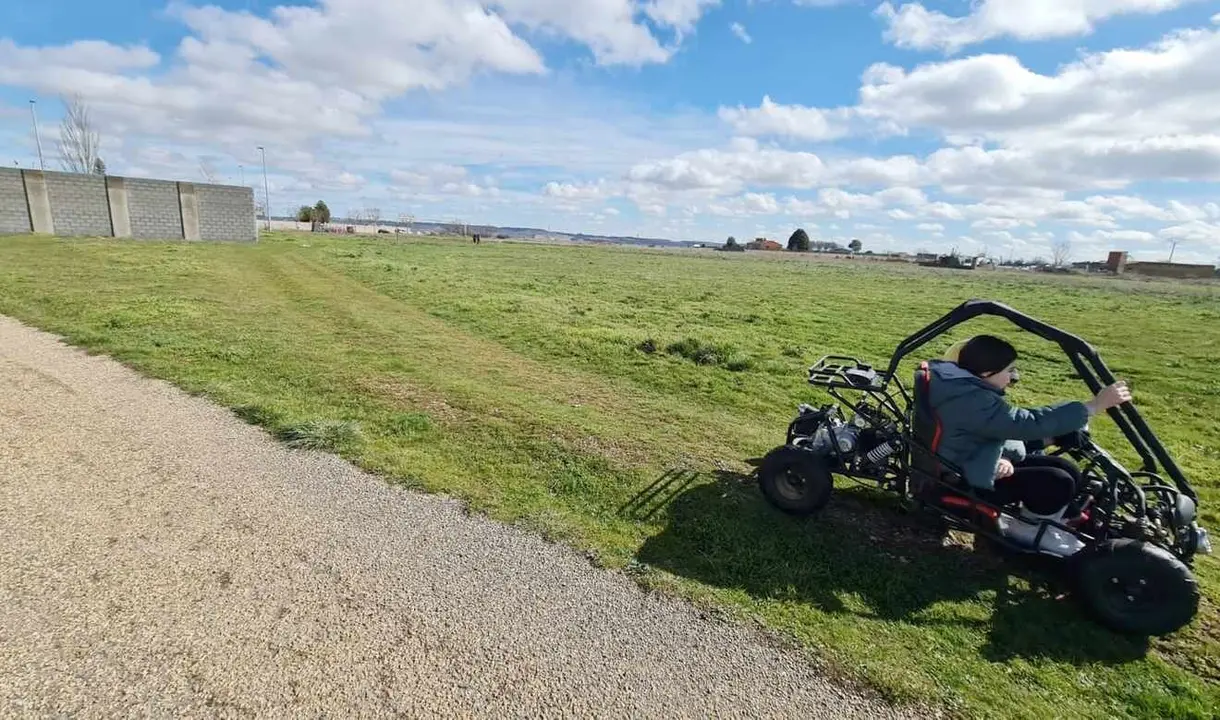 Un joven realiza karting en la zona en la que se levantará la ampliación del Parque Tecnológico.