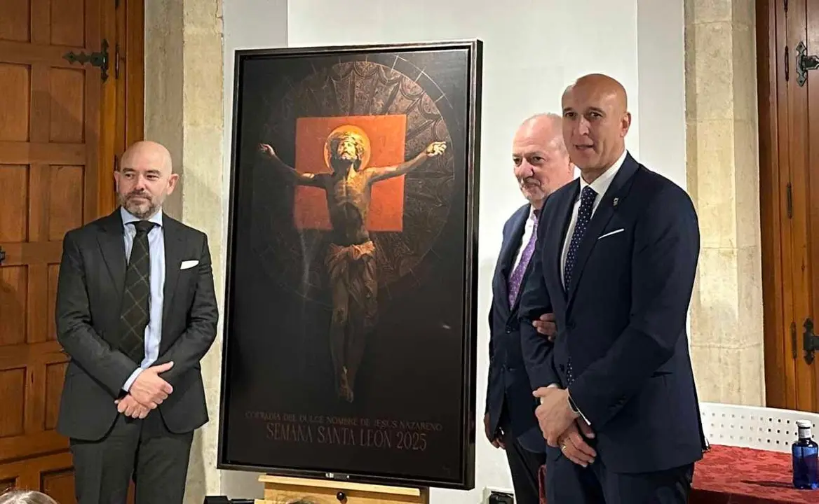 Representantes de la cofradía junto al alcalde de León, en la presentación del cartel.