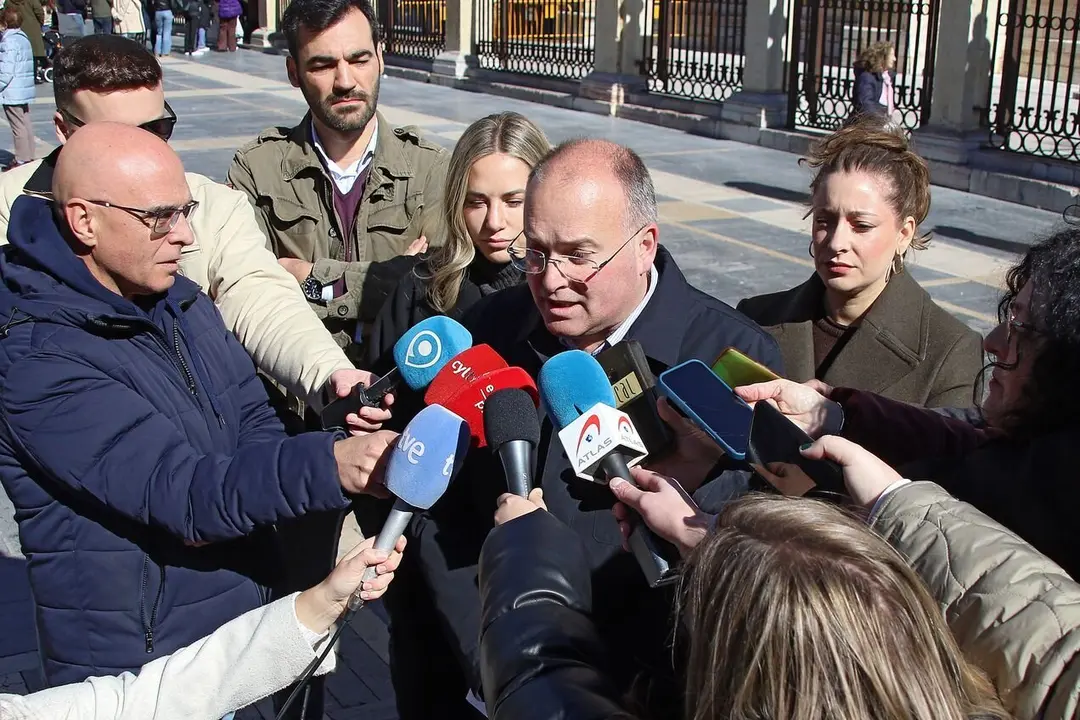 El portavoz del PP en el Congreso de los Diputados, Miguel Tellado, visita el casco antiguo de León acompañado de la vicesecretaria nacional de Movilización y Reto Digital, Noelia Núñez, y de la presidenta provincial y vicesecretaria nacional de Sanidad y Educación, Ester Muñoz. Foto: Peio García.