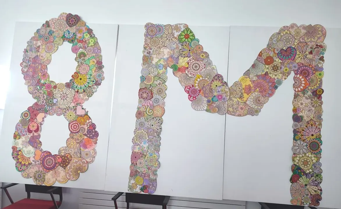 Imagen del mural que han realizado la Escuela de Educación de Adultos y vecinas y vecinos con 500 mandalas.