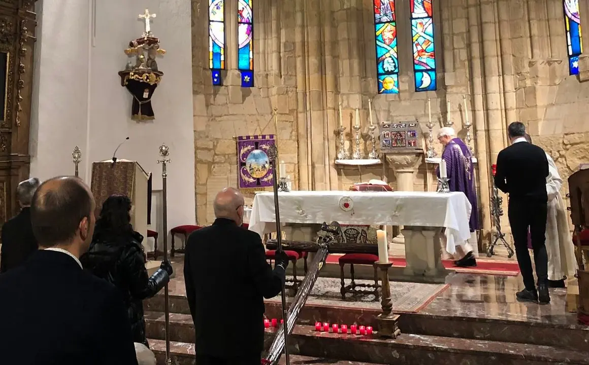 Hermanos de la Cofradía de Ánimas y Santo Cristo de Fuera de San Martín en el acto 'Postrados Ante la Cruz de Ánimas' del año 2024.