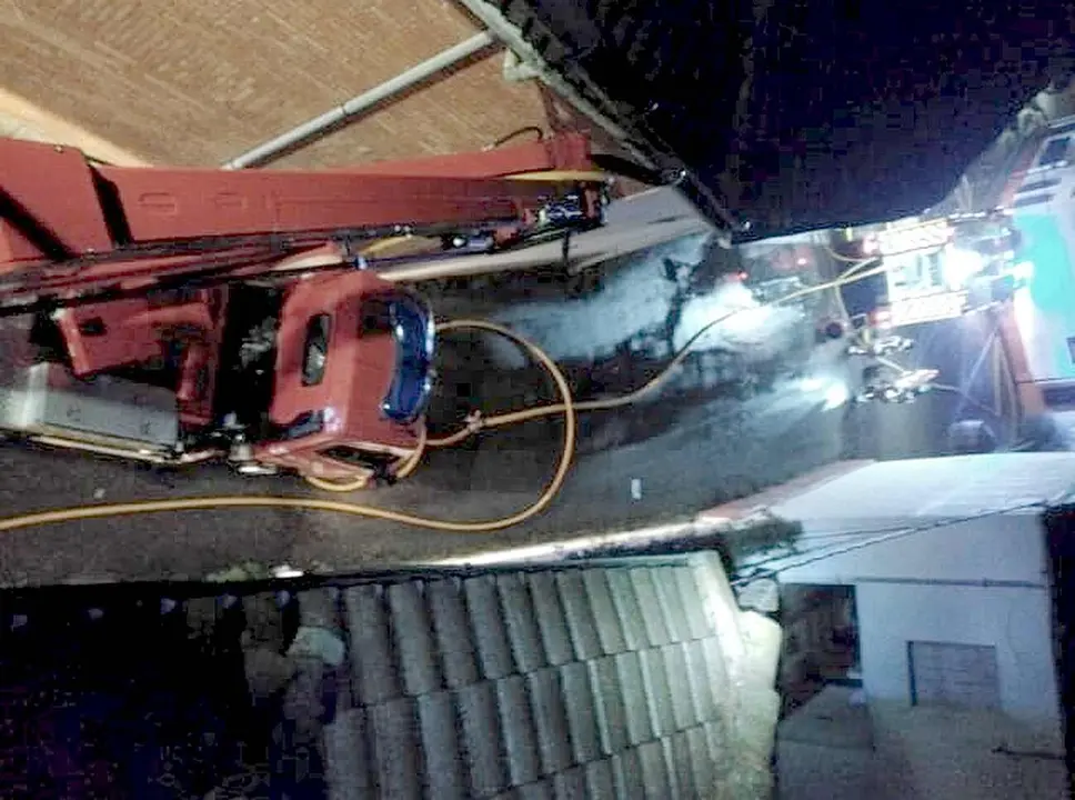 Bomberos del Sepeis de Diputación en el lugar del incendio. Foto: Sepeis