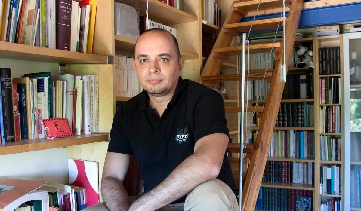 Juan Antonio González Iglesias en su biblioteca. Foto: David Arranz.