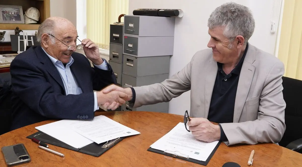 El presidente de la Fundación Cultura Minera, Manuel Lamelas Viloria (I), junto al director de la UNED de Ponferrada, Jorge Vega (D), durante la firma del convenio mediante el cual la Fundación se une a la Cátedra de Territorios Sostenibles y Desarrollo Local de la institución académica. Foto: César Sánchez.