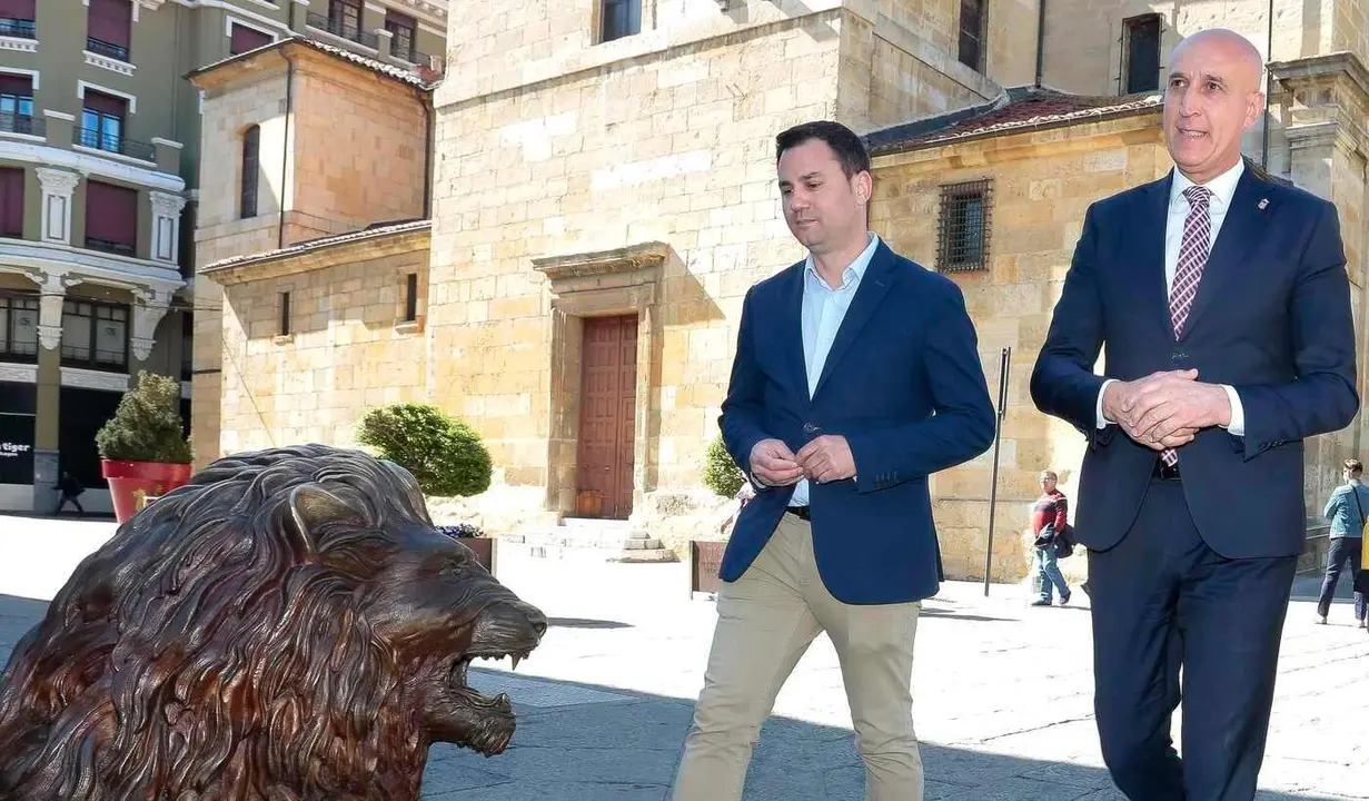 Javier Cendón y José Antonio Diez pasean juntos en la Plaza de San Marcelo. Ahora, el abierto enfrentamiento entre ambos ha llevado a un punto irreconciliable. Foto: Campillo