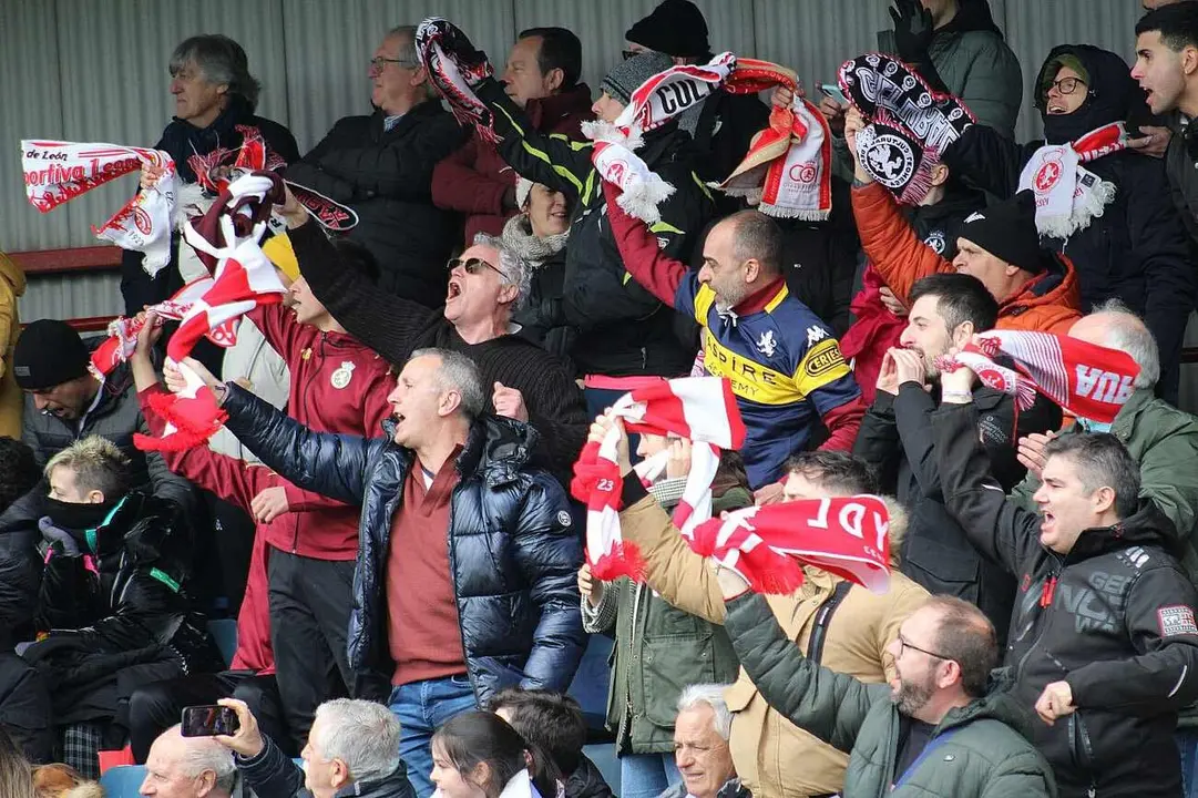 Aficionados de la Cultural desplazados a Pamplona para presenciar el encuentro ante el Osasuna B. Foto: CyDLeonesa