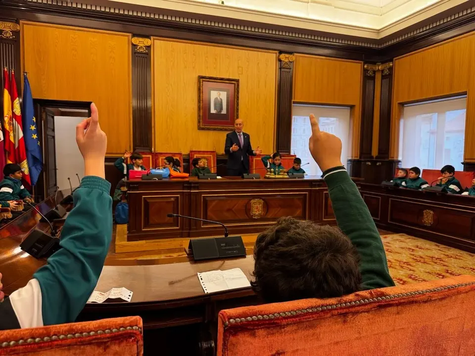 Los alumnos del colegio San Juan de la Cruz 'entrevistan' al alcalde de León.