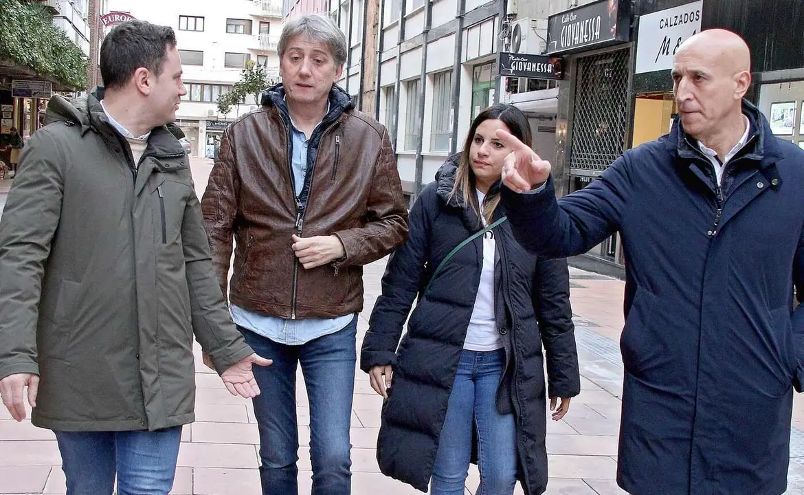 El secretario general electo del PSOE de Castilla y León, Carlos Martínez,  junto con José Antonio Diez y el secretario provincial, Javier Cendón, en un encuentro acompañados por Nuria Rubio.