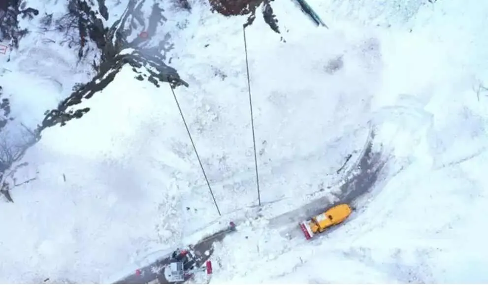 Imagen de la maquinaria durante las labores de rescate en la zona del suceso.