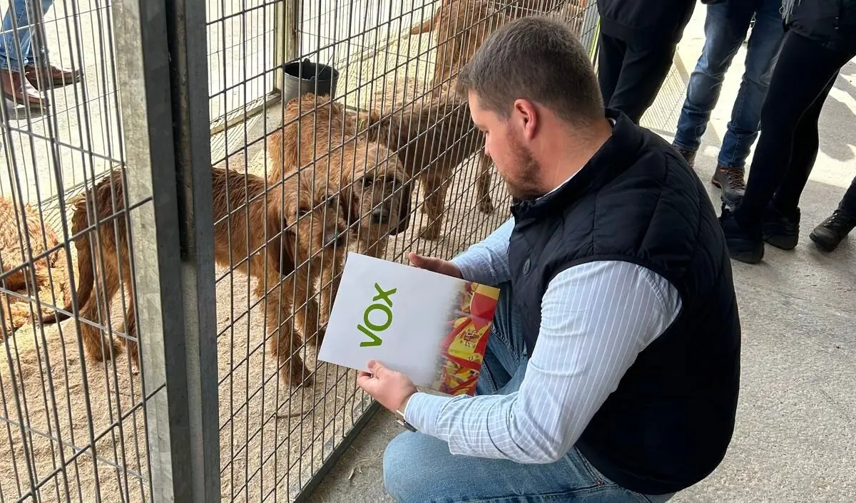 Vox visita la Feria de Perros de Caza de Camponaraya para informar a los cazadores de la defensa a su actividad.