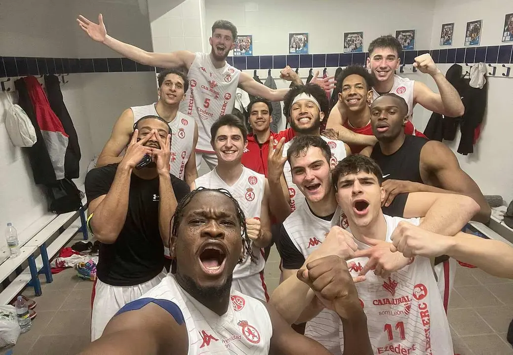 Los jugadores de la Cultural de Baloncesto celebrando su victoria en el vestuario del equipo.