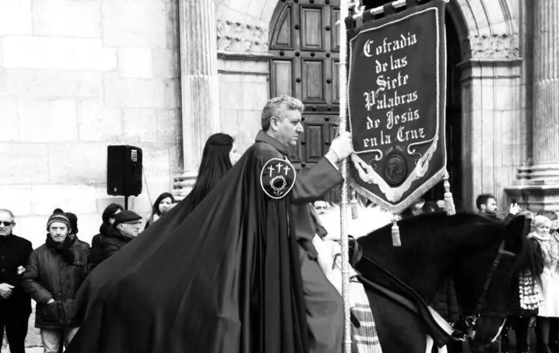 Nicolás Martínez durante la procesión del Pregón a Caballo de la Cofradía de las Siete Palabras.