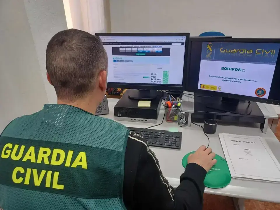 Efectivos de la Guardia Civil, durante una investigación.