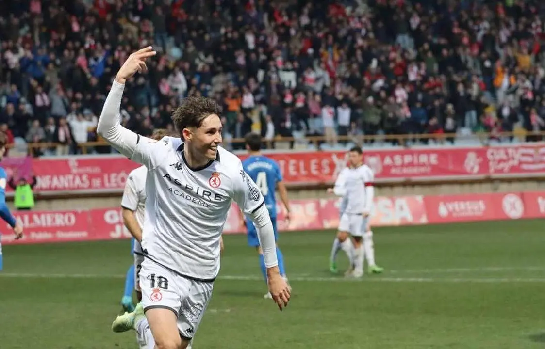 Lanchi celebra un gol en el Reino de León. Foto: CyD Leonesa