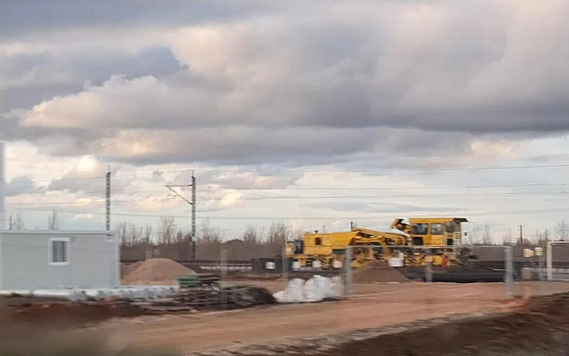 Maquinaria pesada trabajando esta misma semana en la ampliación de la vía del AVE a León.