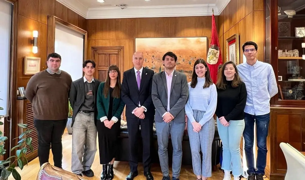 El alcalde de León recibe a la nueva Junta de Estudiantes de la Universidad de León.