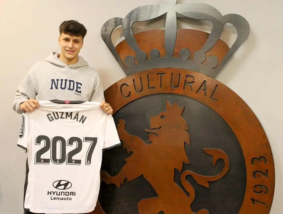 Guzmán, con la camiseta 2027 tras su renovación.