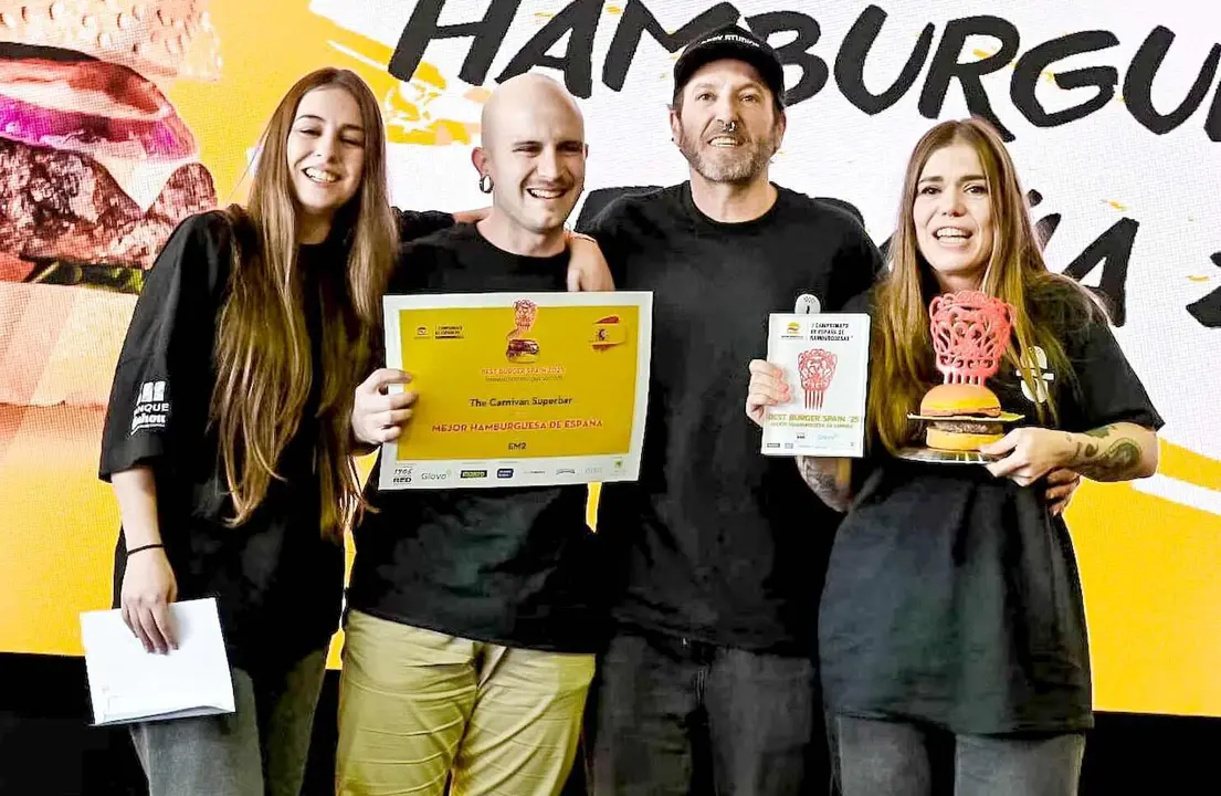 Shara Alonso y Jorge Cadierno, primeros por la derecha, junto a miembros de su equipo en el restaurante The Carnivan de León, ganadores del concurso Best Burger Spain 2025, con su creación EM2.