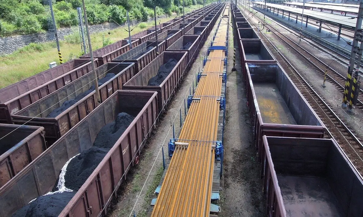 Imagen de varios trenes de mercancías listos para iniciar su trayecto.