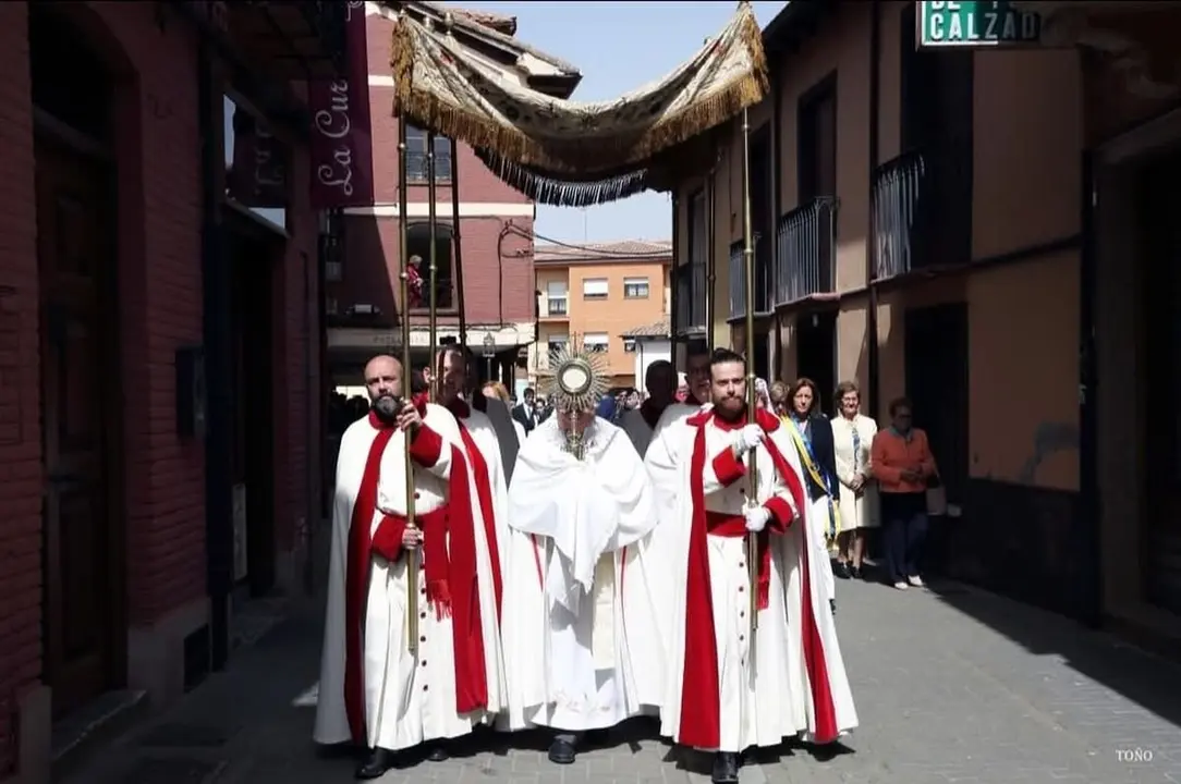 Daniel, junto a sus hermanos cofrades, llevando el palio. Foto: Toño Ceballos.