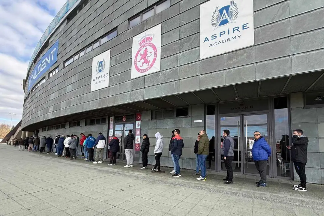 Aficionados de la Cultural, este miércoles, haciendo cola para comprar su entrada en el desplazamiento a Segovia.