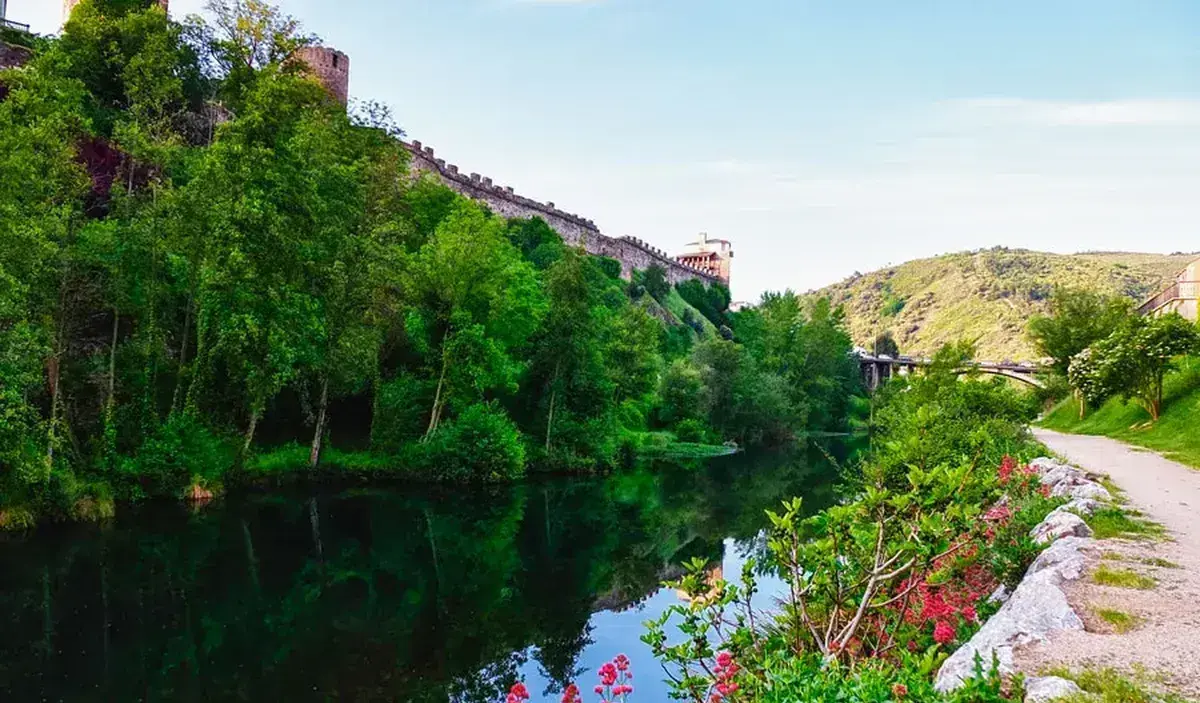 Margen del río Sil en Ponferrada. Foto: Turismo Ponferrada.