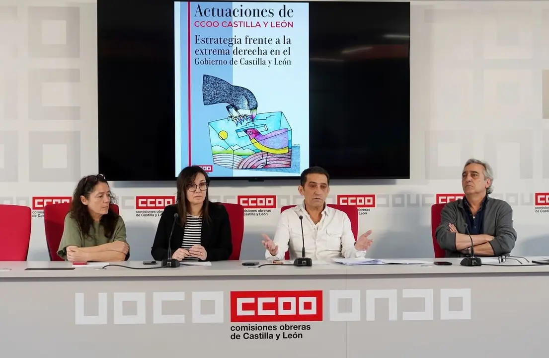 El secretario general de CCOO en Castilla y León, Vicente Andrés, y la abogada del servicio jurídico del sindicato, Lorena Vega, analizan una sentencia del TSJCyL. Foto: Miriam Chacón.